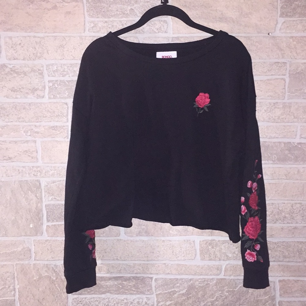 ✅Black Crop Style Top with Roses